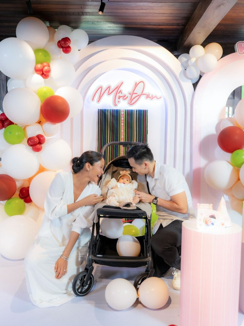 Hoa hậu H’Hen Niê rũ bỏ hình tượng khi chăm con gái đầu lòng Niê Nguyễn Mộc Đan