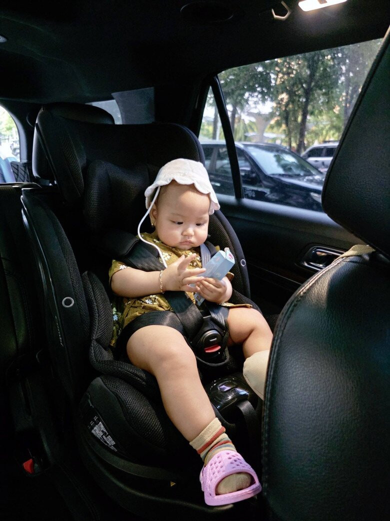 Hoa hậu H’Hen Niê rũ bỏ hình tượng khi chăm con gái đầu lòng Niê Nguyễn Mộc Đan