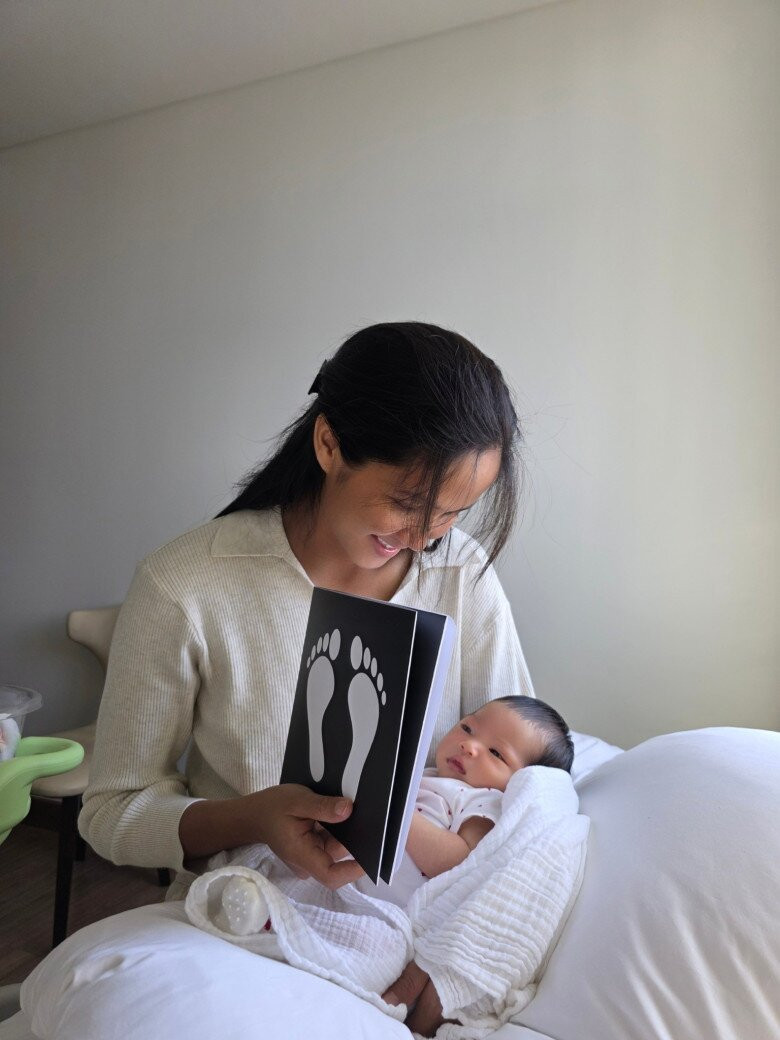 Hoa hậu H’Hen Niê rũ bỏ hình tượng khi chăm con gái đầu lòng Niê Nguyễn Mộc Đan