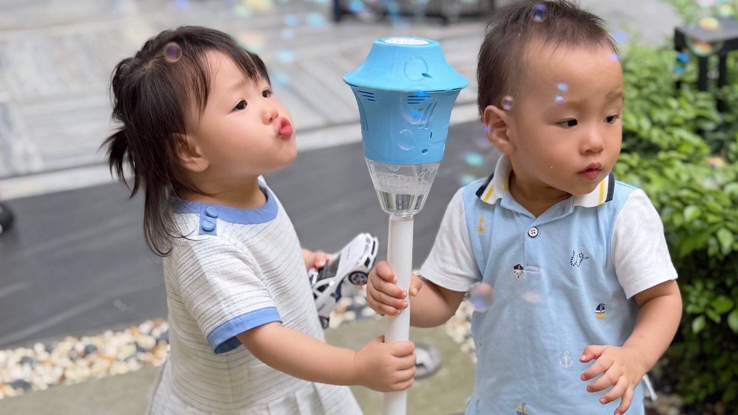 Cặp song sinh nhà Phương Oanh gây chú ý với khoảnh khắc anh trai Jimmy bảo vệ em gái