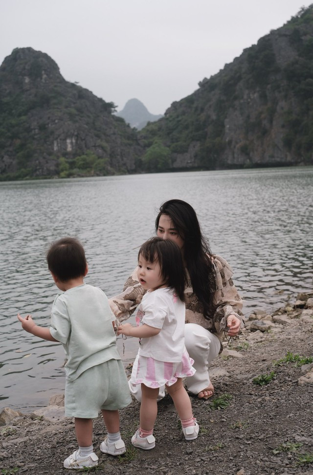 Cặp song sinh nhà Phương Oanh gây chú ý với khoảnh khắc anh trai Jimmy bảo vệ em gái