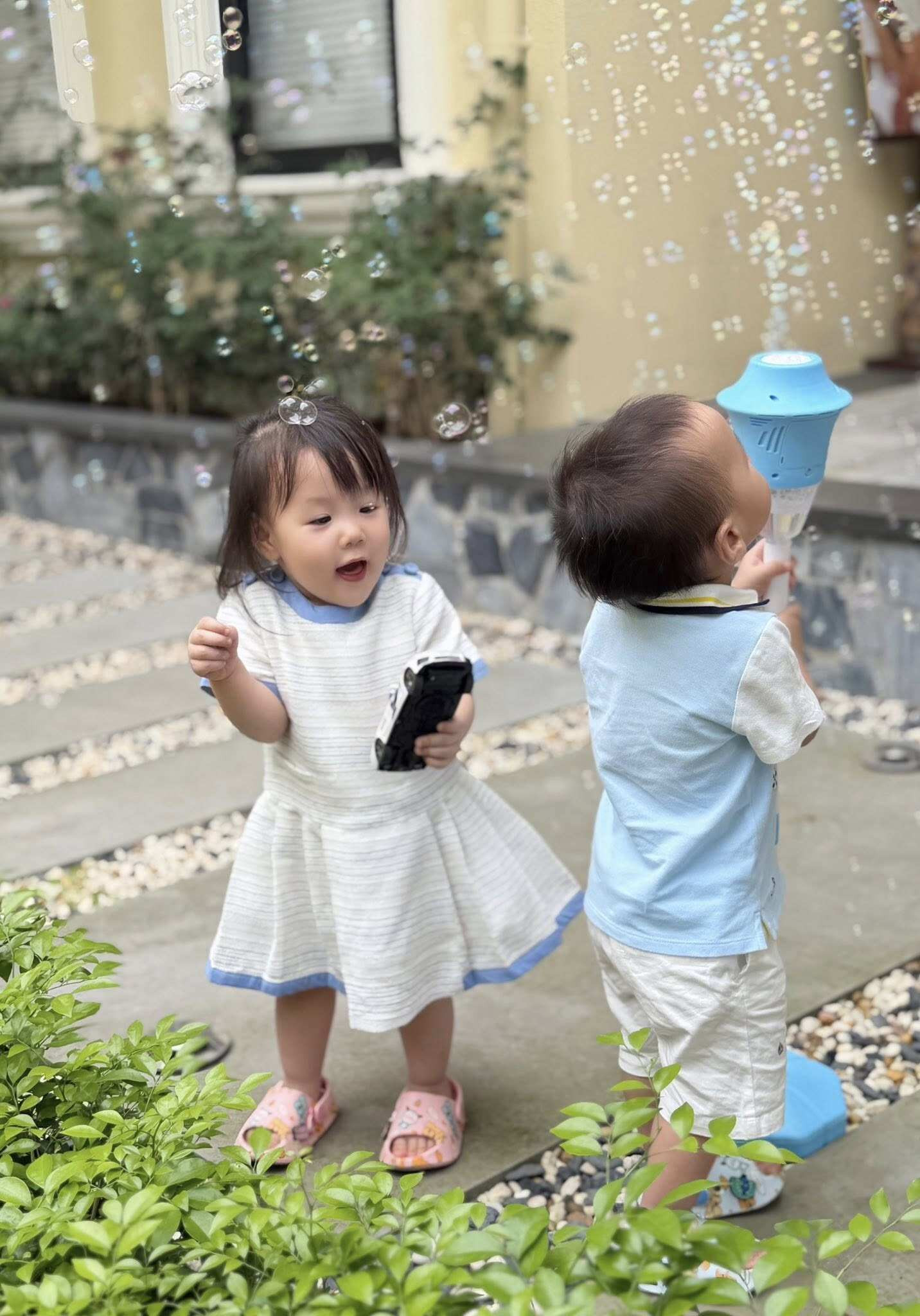 Cặp song sinh nhà Phương Oanh gây chú ý với khoảnh khắc anh trai Jimmy bảo vệ em gái