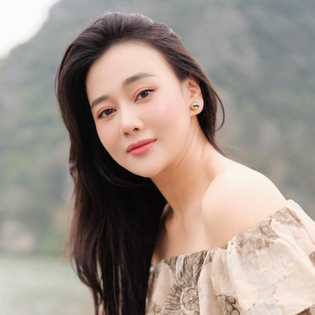 Cặp song sinh nhà Phương Oanh gây chú ý với khoảnh khắc anh trai Jimmy bảo vệ em gái