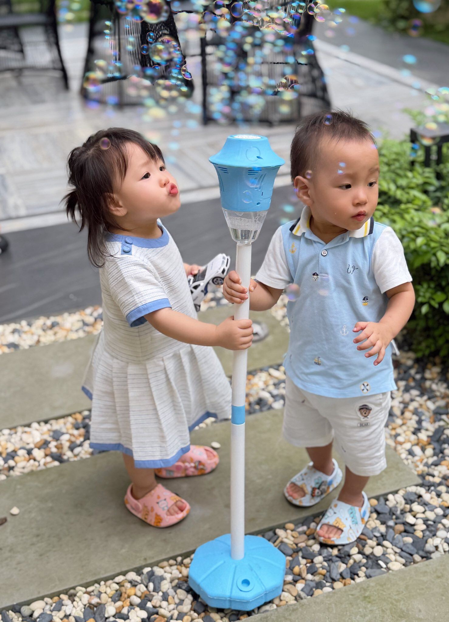 Cặp song sinh nhà Phương Oanh gây chú ý với khoảnh khắc anh trai Jimmy bảo vệ em gái