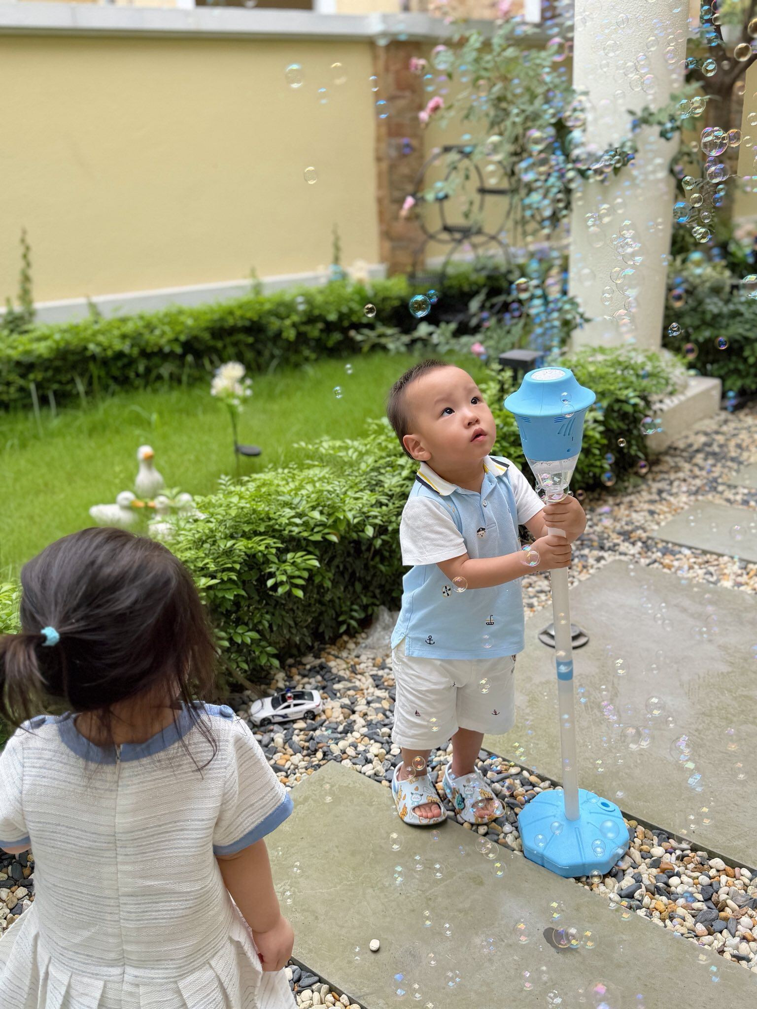 Cặp song sinh nhà Phương Oanh gây chú ý với khoảnh khắc anh trai Jimmy bảo vệ em gái