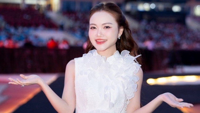 Hà Quỳnh Như và Oplus làm mới ca khúc Quê tôi tại sân khấu Âm vang Tổ quốc