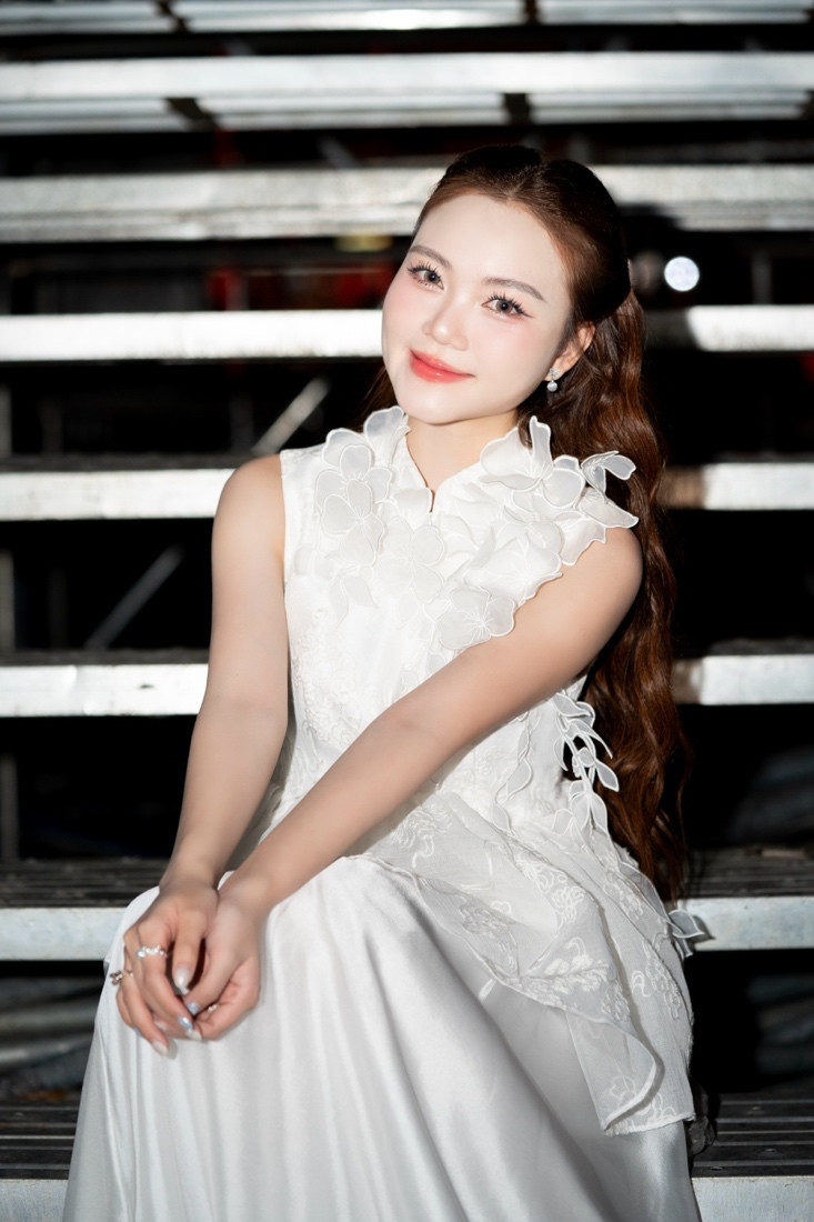 Hà Quỳnh Như và Oplus làm mới ca khúc Quê tôi tại sân khấu Âm vang Tổ quốc