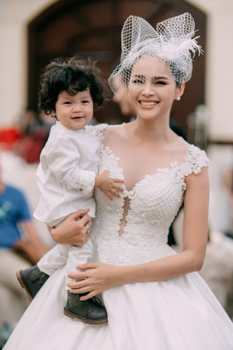 Cuộc sống của Á hậu Diễm Châu sau khi rời showbiz nuôi 5 con và chuyển đến Đà Nẵng