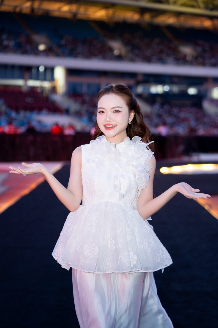 Hà Quỳnh Như và Oplus làm mới ca khúc Quê tôi tại sân khấu Âm vang Tổ quốc