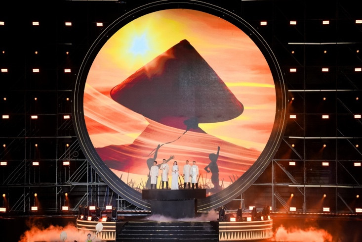 Hà Quỳnh Như và Oplus làm mới ca khúc Quê tôi tại sân khấu Âm vang Tổ quốc