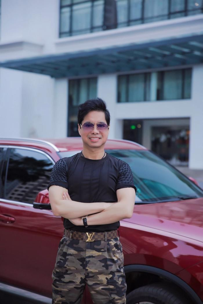 "Ông hoàng bolero" phong độ tuổi 54, tuyên bố sẽ hiến tặng biệt thự 400 tỷ đồng sau khi qua đời