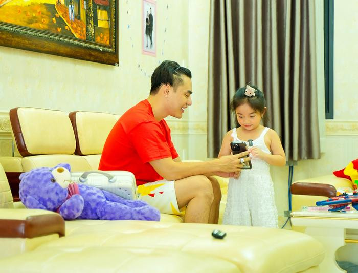 Lê Dương Bảo Lâm xử lý ra sao khi bà xã liên tục "chất vấn" việc chăm con?
