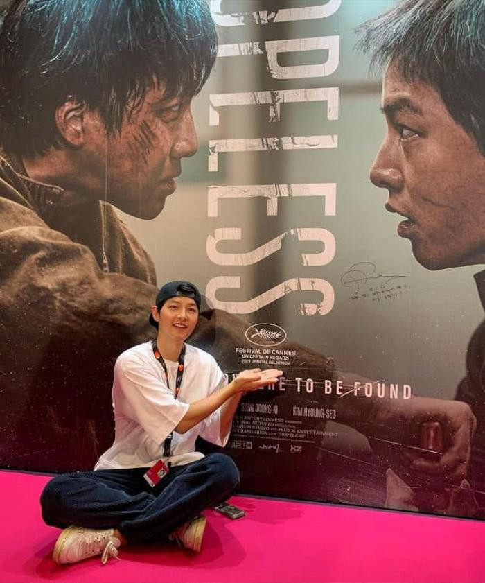 Song Joong Ki đã có mặt tại LHP Cannes 2023, còn vô tình để lộ một thói quen liên quan đến Song Hye Kyo