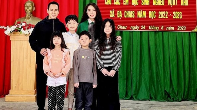 Vợ chồng Lý Hải - Minh Hà trao học bổng cho 95 em học sinh gặp nhiều khó khăn tại Lâm Đồng