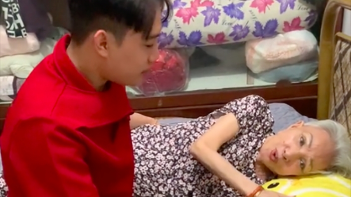 Hình ảnh nghệ sĩ Hồng Nga gầy gò nằm trên giường bệnh khiến khán giả xót xa
