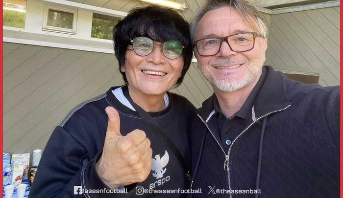 HLV Troussier đến sân cổ vũ U23 Indonesia nhưng… mất vé dự Olympic 2024