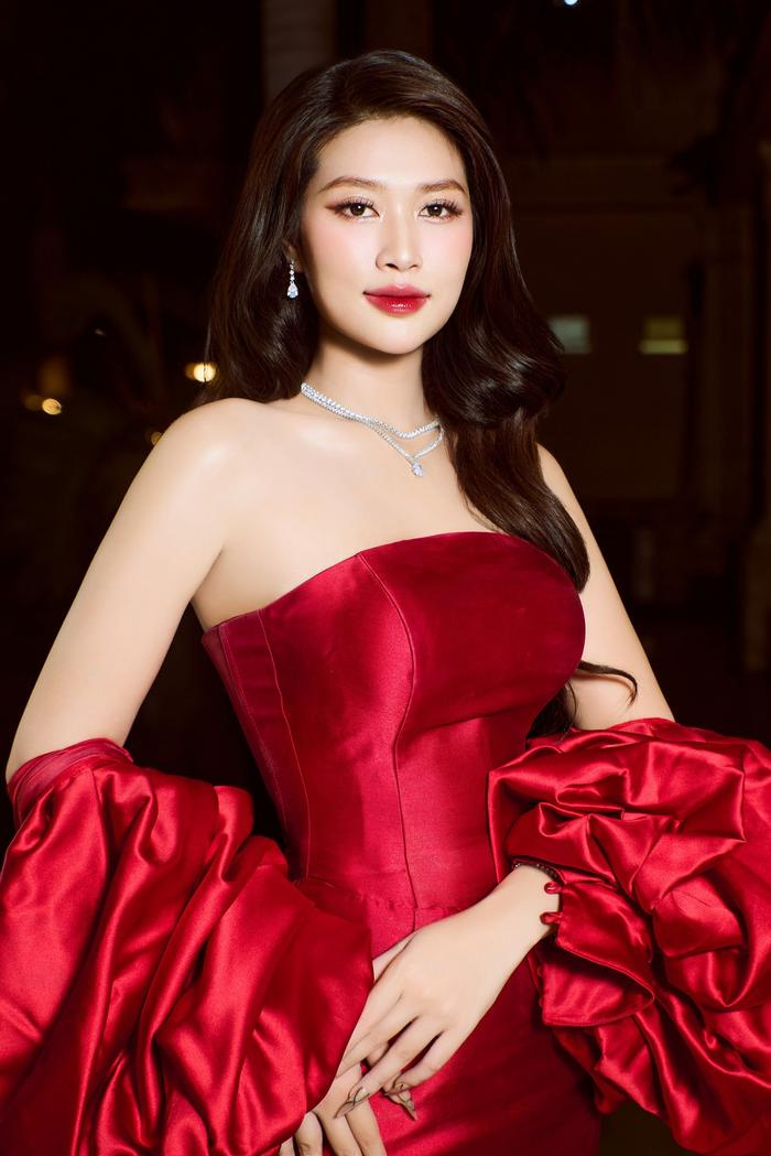 Hoa hậu Thiên Ân tiếp tục công khai "chồng", còn đi du lịch cùng nhau?
