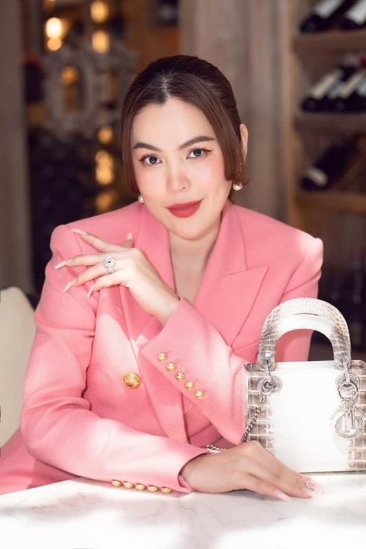 Phương Lê sống xa hoa, hạnh phúc bên Vũ Luân