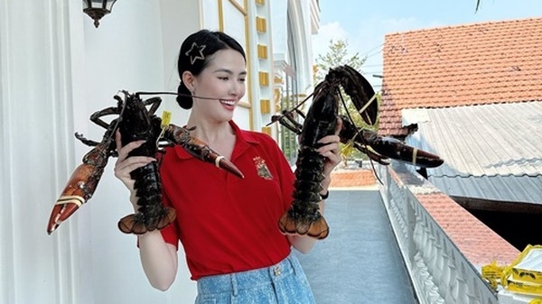 Phan Thị Mơ về biệt thự 10 tỷ đón kỳ nghỉ cùng bố mẹ
