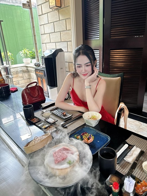 Phan Thị Mơ về biệt thự 10 tỷ đón kỳ nghỉ cùng bố mẹ