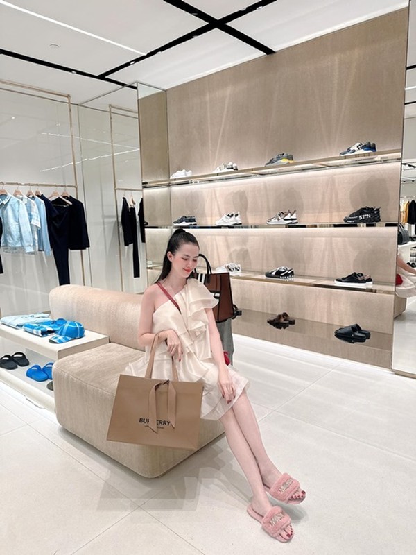 Phan Thị Mơ về biệt thự 10 tỷ đón kỳ nghỉ cùng bố mẹ