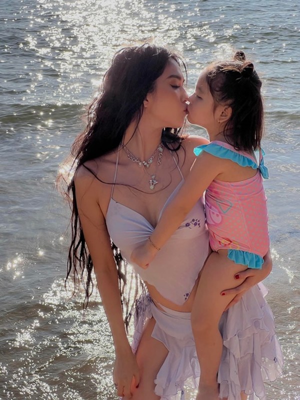Con gái của người mẫu Ngọc Trinh xinh xắn, ở biệt thự 50 tỷ Con gái của người mẫu Ngọc Trinh xinh xắn, ở biệt thự 50 tỷ