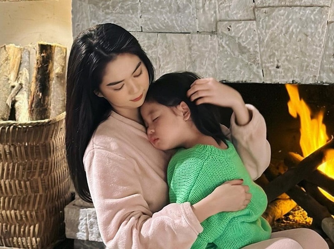 Con gái của người mẫu Ngọc Trinh xinh xắn, ở biệt thự 50 tỷ Con gái của người mẫu Ngọc Trinh xinh xắn, ở biệt thự 50 tỷ