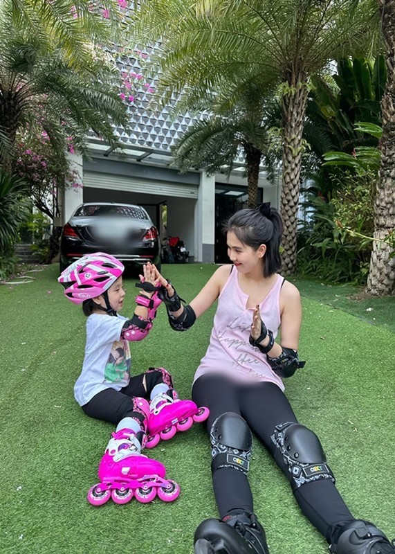 Con gái của người mẫu Ngọc Trinh xinh xắn, ở biệt thự 50 tỷ Con gái của người mẫu Ngọc Trinh xinh xắn, ở biệt thự 50 tỷ