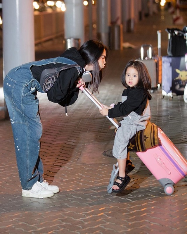 Con gái của người mẫu Ngọc Trinh xinh xắn, ở biệt thự 50 tỷ Con gái của người mẫu Ngọc Trinh xinh xắn, ở biệt thự 50 tỷ