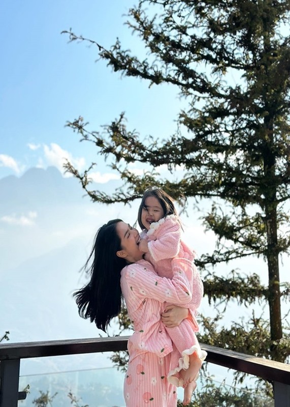 Con gái của người mẫu Ngọc Trinh xinh xắn, ở biệt thự 50 tỷ Con gái của người mẫu Ngọc Trinh xinh xắn, ở biệt thự 50 tỷ