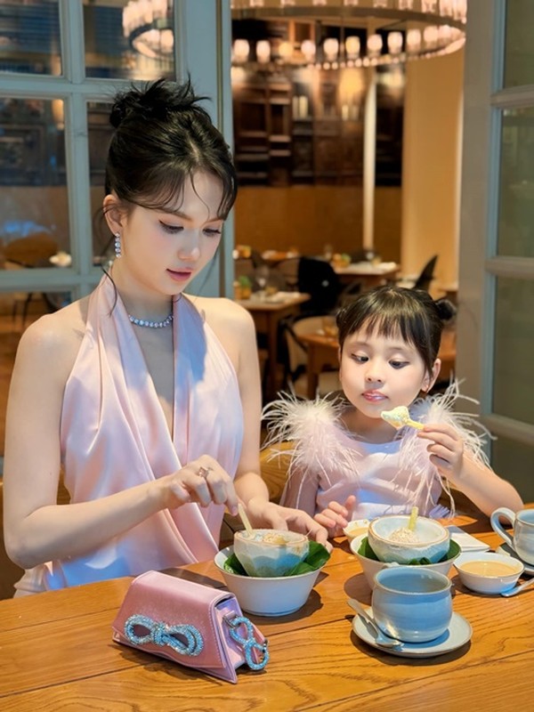 Con gái của người mẫu Ngọc Trinh xinh xắn, ở biệt thự 50 tỷ