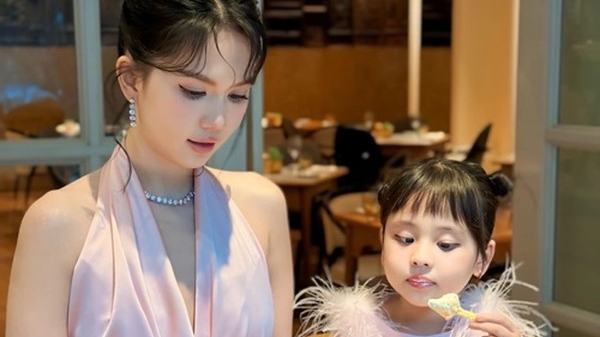 Con gái của người mẫu Ngọc Trinh xinh xắn, ở biệt thự 50 tỷ