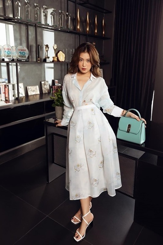 Cuộc sống giàu sang của nhóm "Gia đình văn hóa" Cuộc sống giàu sang của nhóm "Gia đình văn hóa"