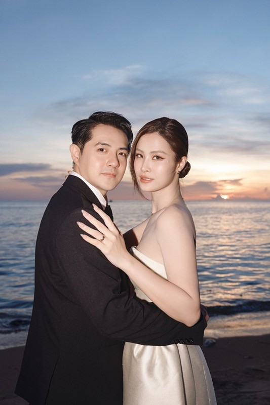 Cuộc sống giàu sang của nhóm "Gia đình văn hóa" Cuộc sống giàu sang của nhóm "Gia đình văn hóa"