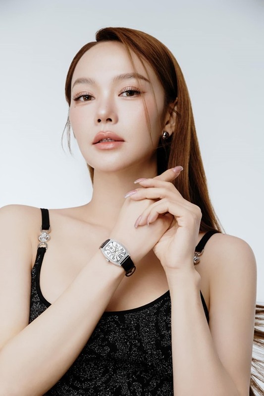 Cuộc sống giàu sang của nhóm "Gia đình văn hóa"