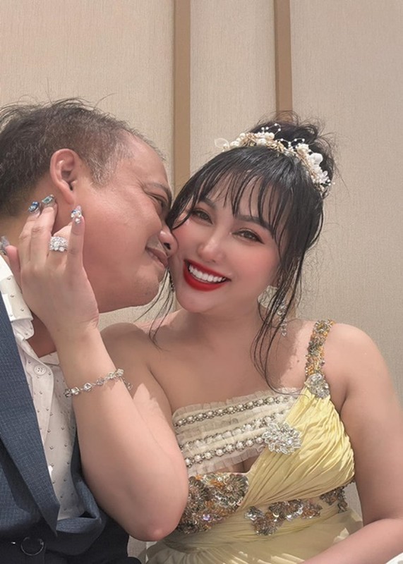 Chuyện tình ngọt ngào của Phi Thanh Vân và bạn trai doanh nhân