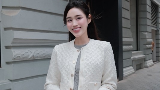 Đỗ Thị Hà chăm diện váy siêu ngắn trong các chuyến du lịch