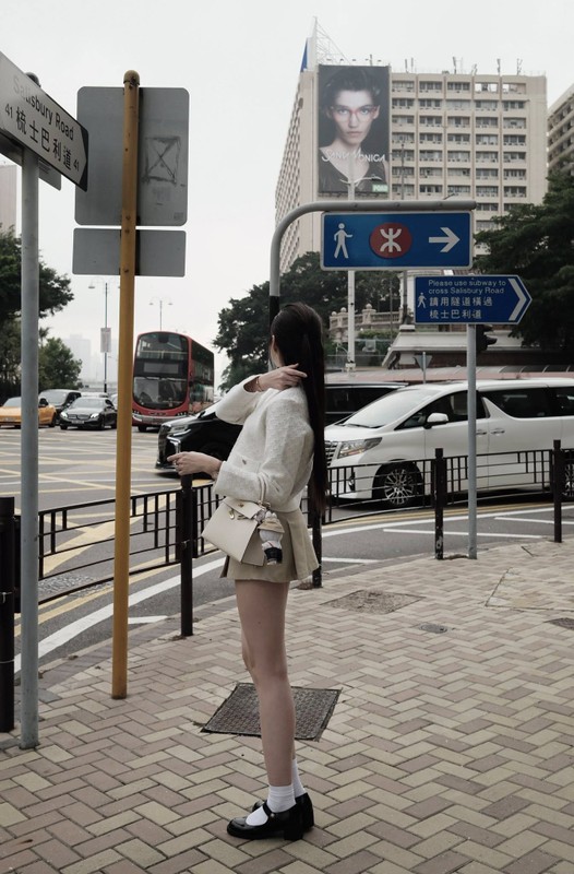 Đỗ Thị Hà chăm diện váy siêu ngắn trong các chuyến du lịch