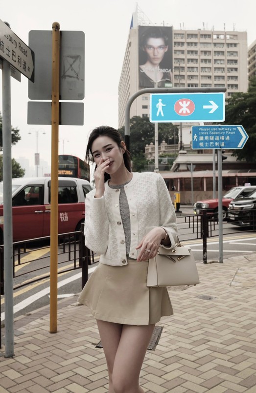 Đỗ Thị Hà chăm diện váy siêu ngắn trong các chuyến du lịch