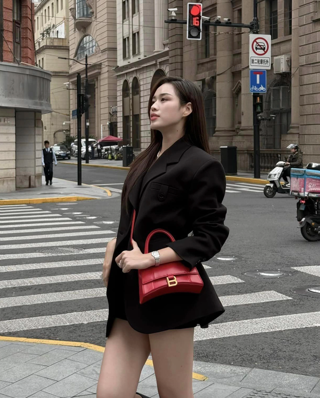 Đỗ Thị Hà chăm diện váy siêu ngắn trong các chuyến du lịch