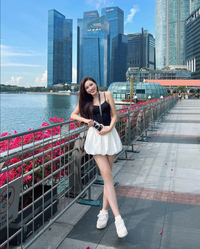 Đỗ Thị Hà chăm diện váy siêu ngắn trong các chuyến du lịch