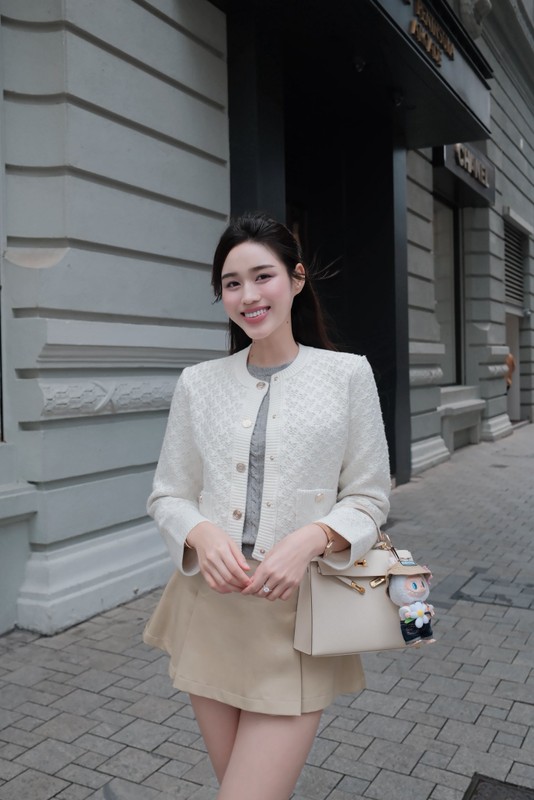 Đỗ Thị Hà chăm diện váy siêu ngắn trong các chuyến du lịch
