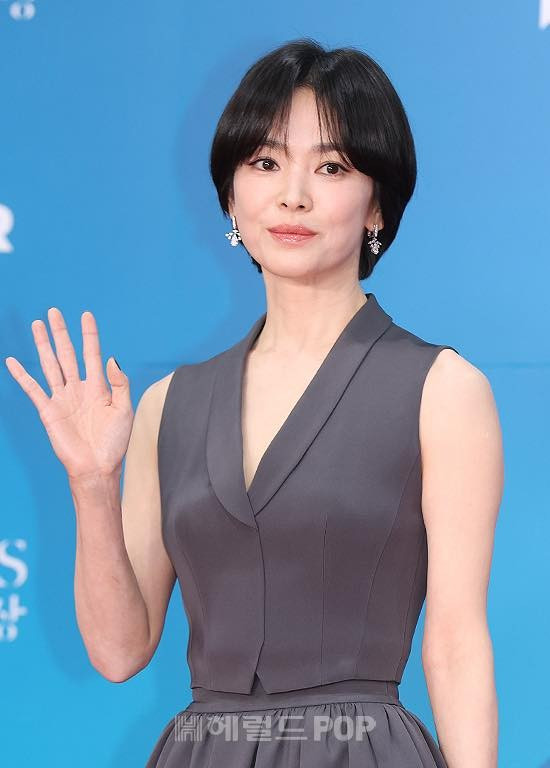 Song Hye Kyo gây sốt, IU cùng Park Bo Gum trắng tay ở Baeksang 2025