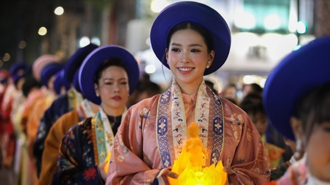 Tiểu Vy - Diệp Lâm Anh mặc Việt phục ở Đại lễ Vesak 2025