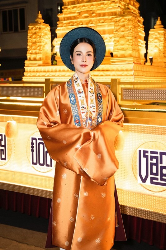 Tiểu Vy - Diệp Lâm Anh mặc Việt phục ở Đại lễ Vesak 2025