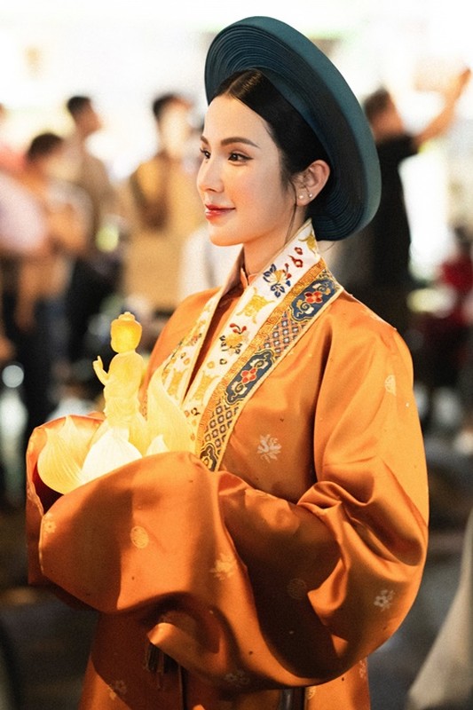 Tiểu Vy - Diệp Lâm Anh mặc Việt phục ở Đại lễ Vesak 2025