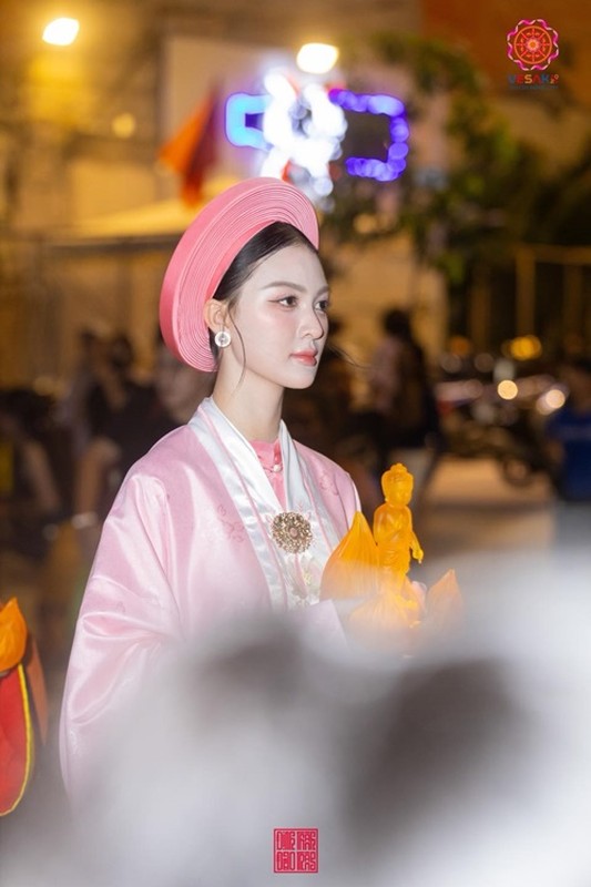 Tiểu Vy - Diệp Lâm Anh mặc Việt phục ở Đại lễ Vesak 2025