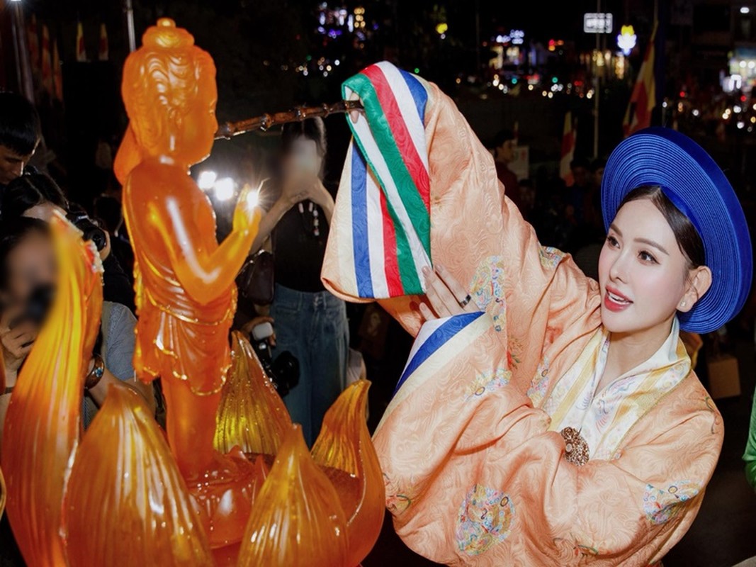 Tiểu Vy - Diệp Lâm Anh mặc Việt phục ở Đại lễ Vesak 2025