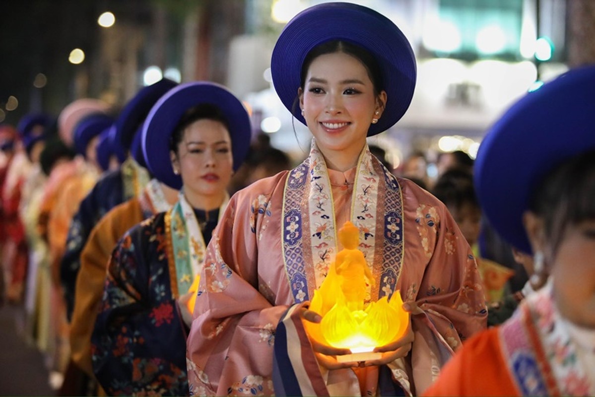 Tiểu Vy - Diệp Lâm Anh mặc Việt phục ở Đại lễ Vesak 2025