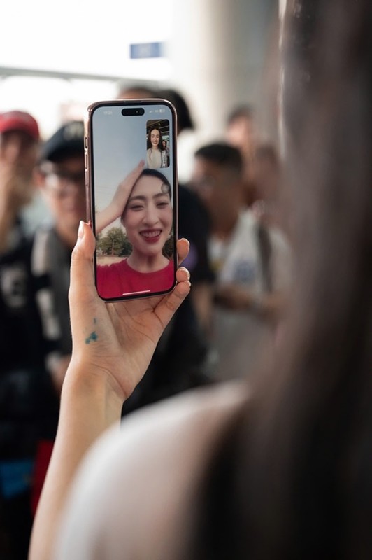 Ý Nhi bật khóc khi được Lương Thùy Linh động viên Ý Nhi bật khóc khi được Lương Thùy Linh động viên